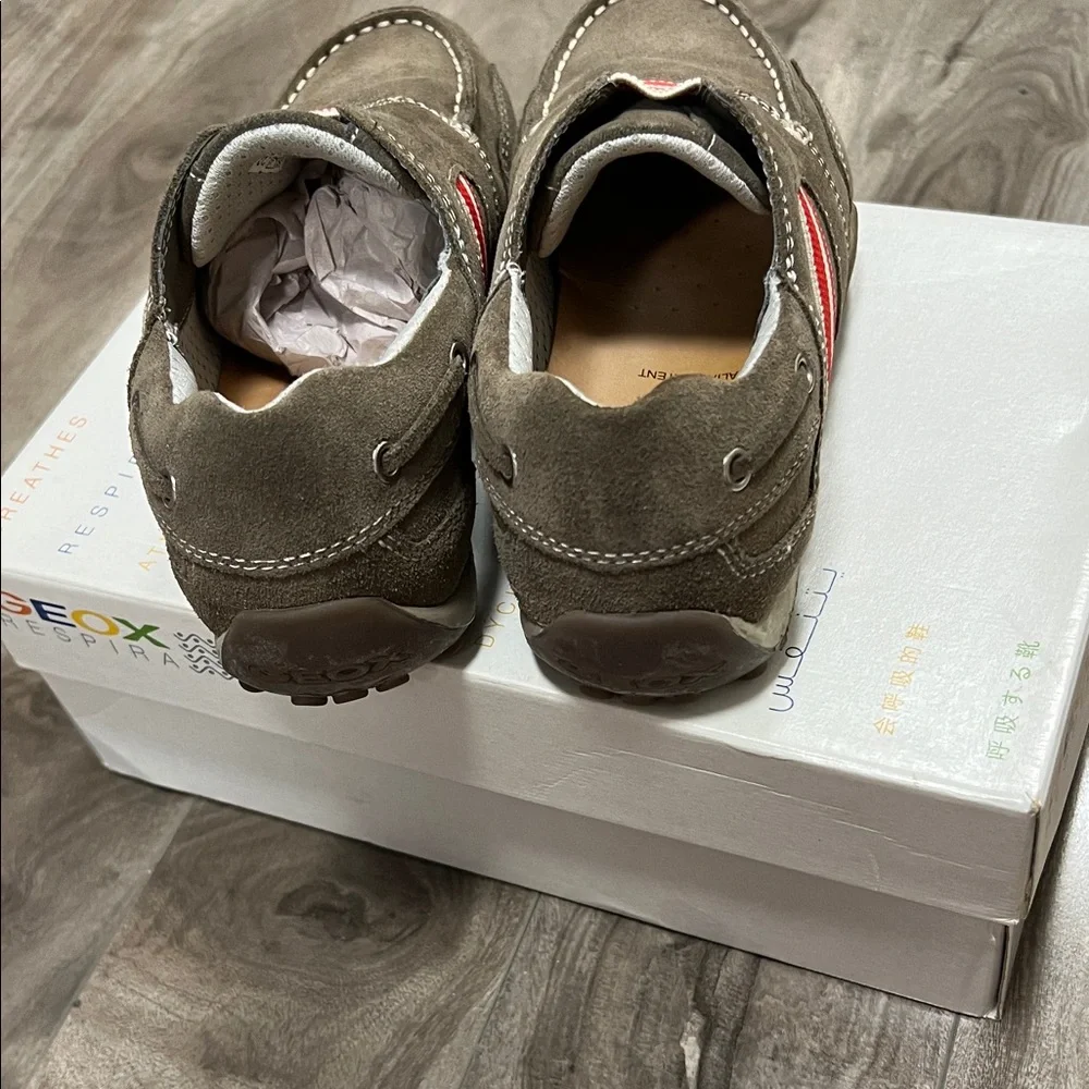 🔥🔥Geox Boys Slip-On Loafers in tan color